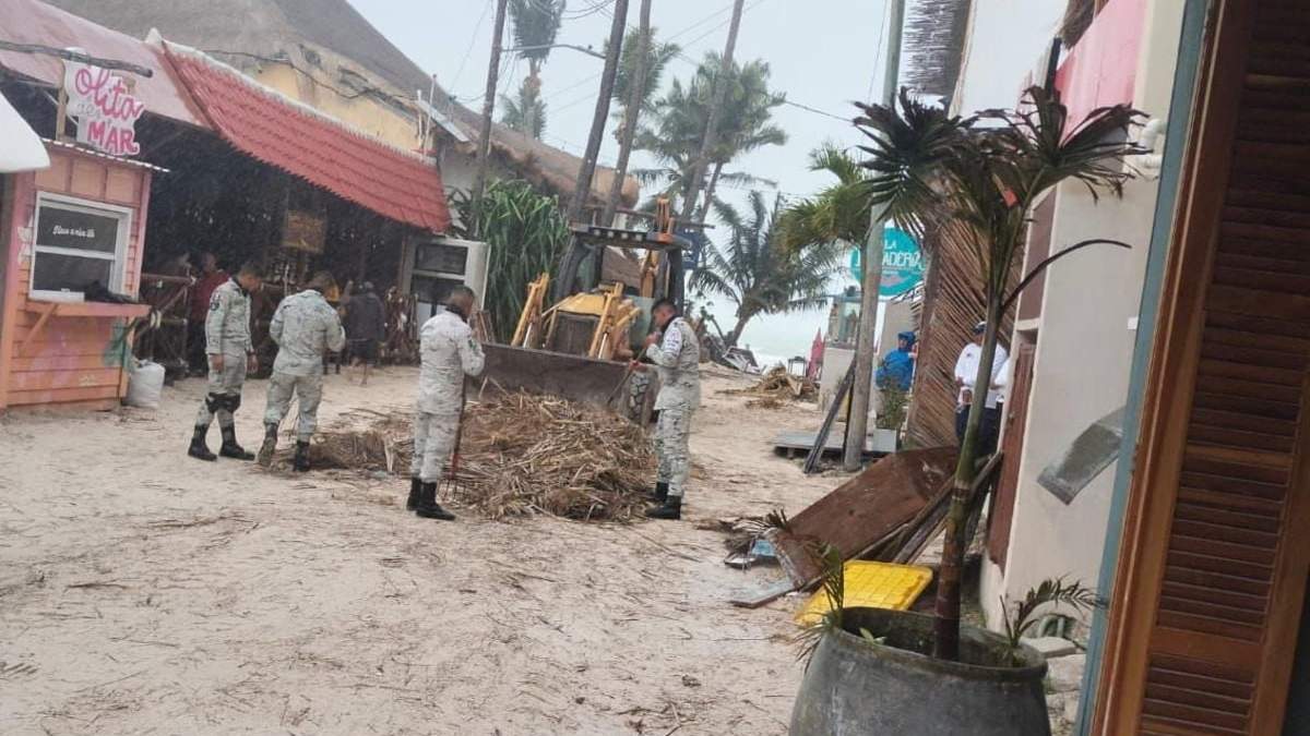 Elementos de la Guardia Nacional en Holbox
