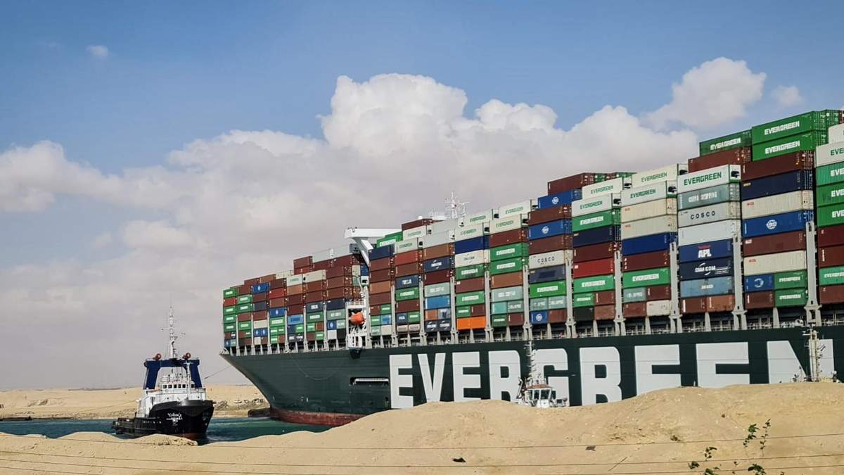 Buque portacontenedores obstruye el Canal de Suez, en Egipto. Fuente: (Twitter)