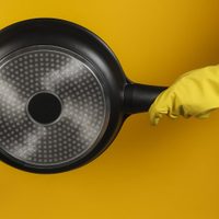 Probá este truco de las abuelas para limpiar tu sartén de teflón sin dañarla y que dure mucho más