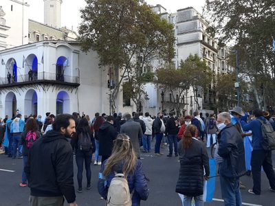Insólito: cacerolazo, protestas y marchas contra la cuarentena