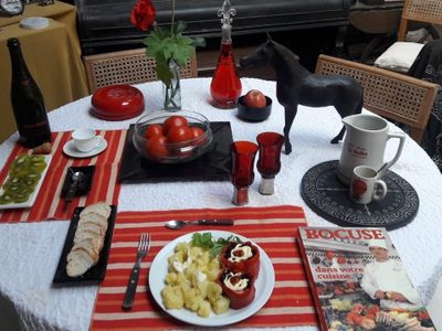 Un arquitecto de 82 años arma sus mesas gourmet de cuarentena