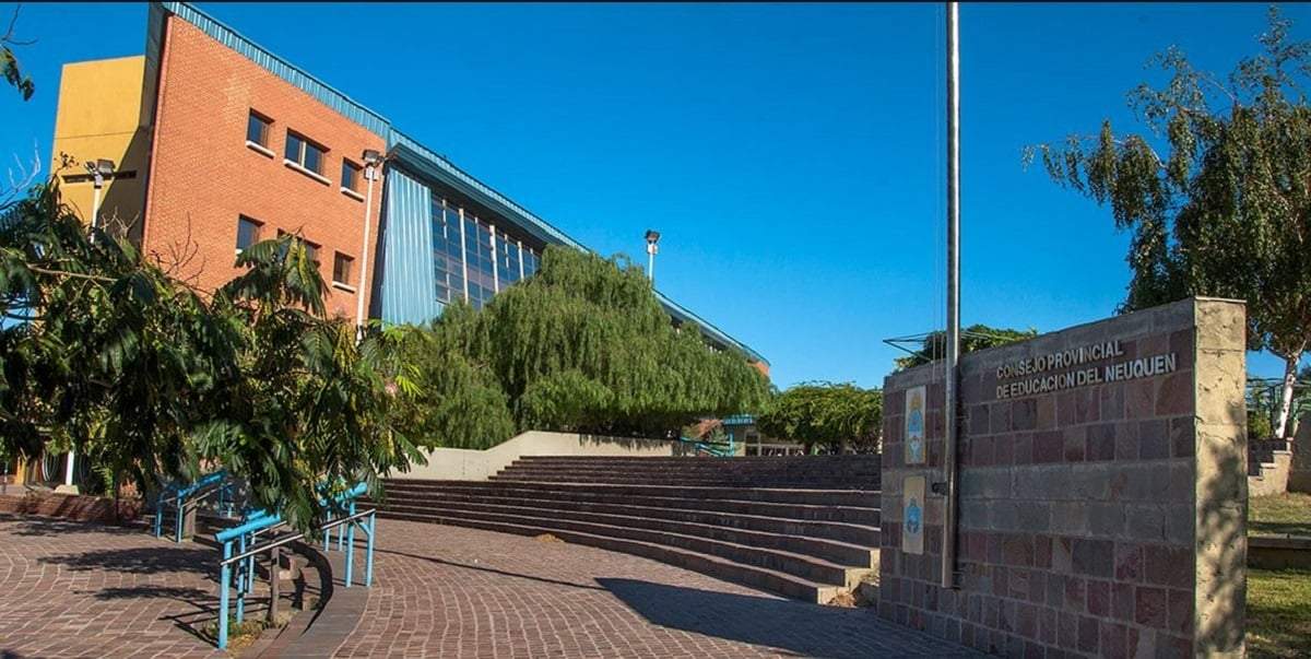 El CPE autorizó a la joven a concurrir a clases con su bebé recién nacido. Fuente: (Educación Neuquén)