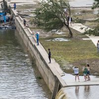 Inundaciones en Texas suman 51 muertos y 27 niñas desaparecidas