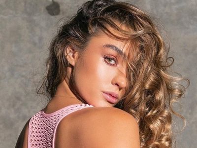 ¡Se lo anuda! Sommer Ray no te dejará respirar con normalidad en este video. ¡Uff!