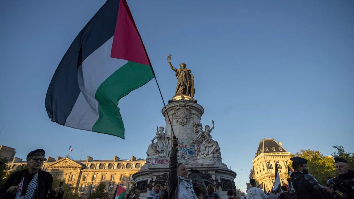 Una mujer sostiene una bandera palestina durante una protesta propalestina en la plaza de la República en París, el miércoles 17 de septiembre de 2025