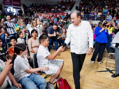 Entrega Gobernador Durazo más de 4 mil becas a estudiantes de primaria