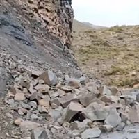 Rocas cayeron sobre la Ruta 43 en Cura Mallín y cortaron el tránsito en el norte neuquino