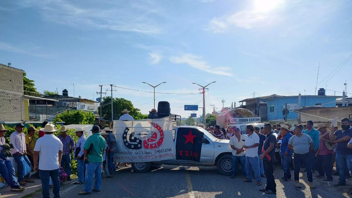 El bloqueo en la carretera Acapulco-Pinotepa Nacional