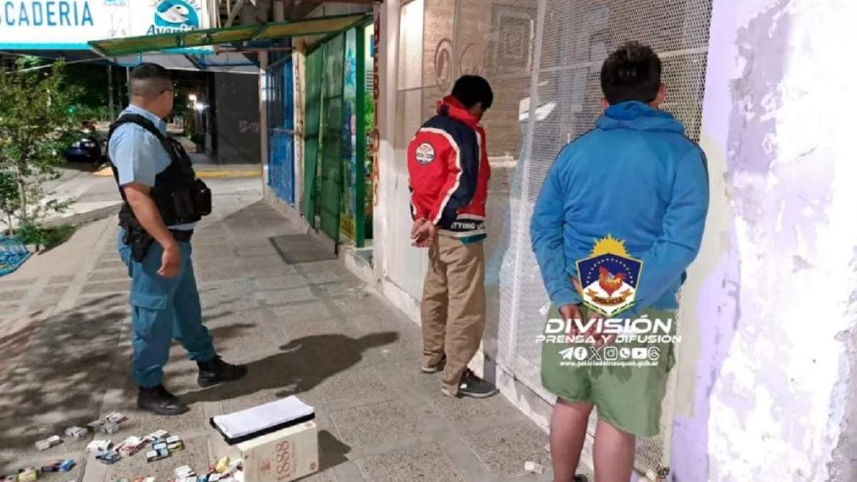 Los sujetos fueron sorprendidos in fraganti por la policía y quedaron demorados. Fuente: (Policía de Neuquén)