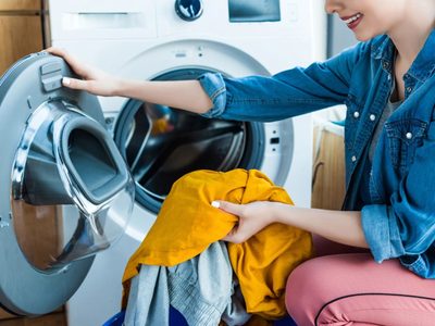 El truco definitivo de la abuela para eliminar las manchas de aceite en la ropa y dejarla como nueva
