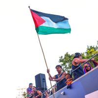 Lamine Yamal ondea la bandera palestina durante el desfile de celebración del título del Barcelona