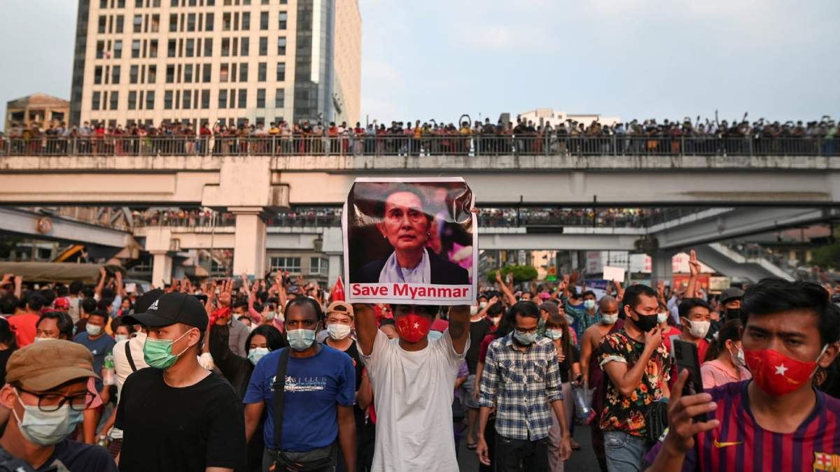 Miles de birmanos piden por la liberación de San Suu Kyi. Fuente: (Twitter)