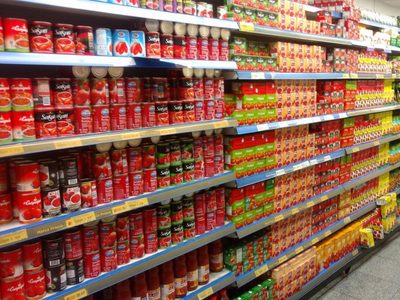 Una cadena de supermercados aceptará dólares para vender sus productos