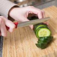 El truco rápido y con pocos ingredientes para limpiar tu tabla para cortar y dejarla impecable