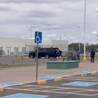 Manifestante persigue la camioneta de AMLO y le arroja una piedra (Video)