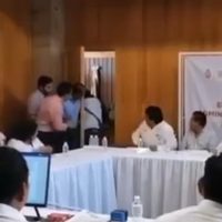 Pelean a golpes escoltas de los alcaldes entrante y saliente de Iguala (Video)