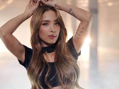 Luisa Fernanda W abrió su campera de cuero y... ¿no llevaba ropa?