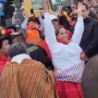 Dina Boluarte sufre agresión durante evento en zona andina (Video)