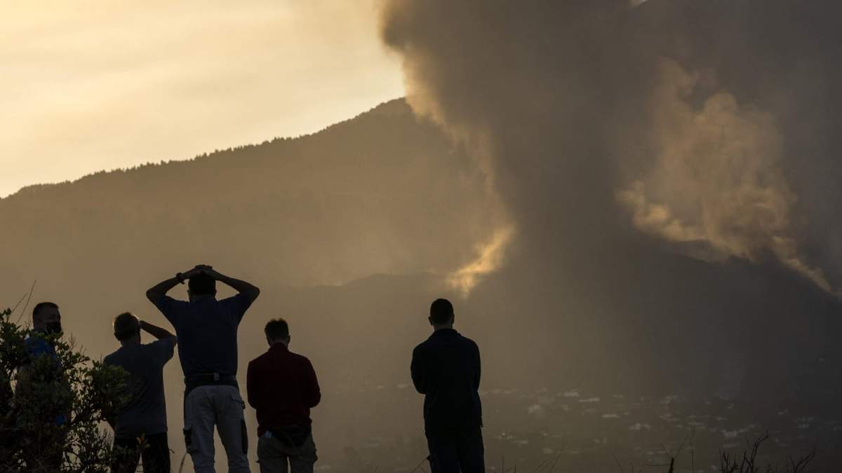 Personas observan la erupción del volcán Cumbre Vieja, en la isla La Palma. Fuente: (Twitter)