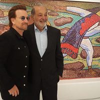 Bono, de U2, recorre el Museo Soumaya acompañado de Carlos Slim