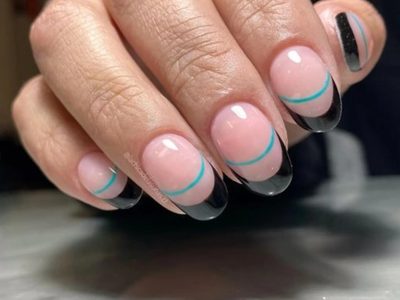 Doble francesa multicolor: la nueva tendencia en nail art para que tus uñas se destaquen