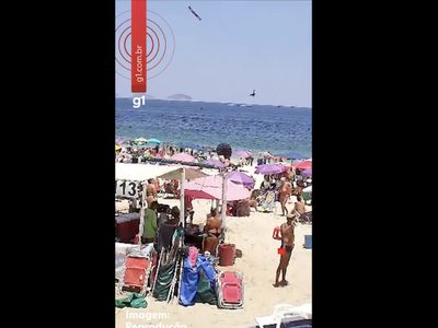 Así se desplomó un avión con publicidad frente a la playa de Copacabana; murió el piloto (Video)
