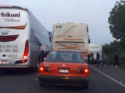 Normalistas secuestran autobuses en aniversario de la desaparición de los 43