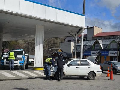Eludió un control policial, chocó a un motorista, abandonó el auto y escapó corriendo