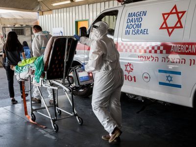 Desbordado, un hospital de Israel instala camas en el estacionamiento