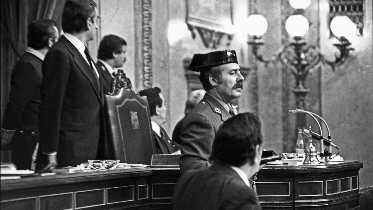 Antonio Tejero accede al Congreso de los Diputados durante la segunda votación de investidura de Leopoldo Calvo Sotelo como presidente del Gobierno, el 23 de febrero de 1981
