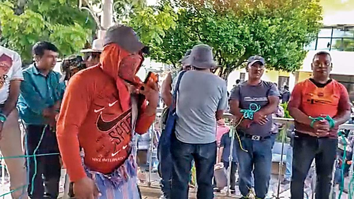 En un video se muestra a los 21 habitantes de Pantelhó mientras les ataban las manos