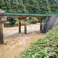 China: 11 muertos y docenas de desaparecidos tras derrumbe de un puente por inundaciones y tormentas