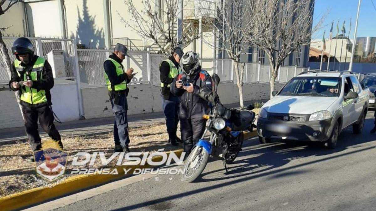 En el operativo se realizaron multas y se secuestraron autos y motos. Fuente: (Facebook)
