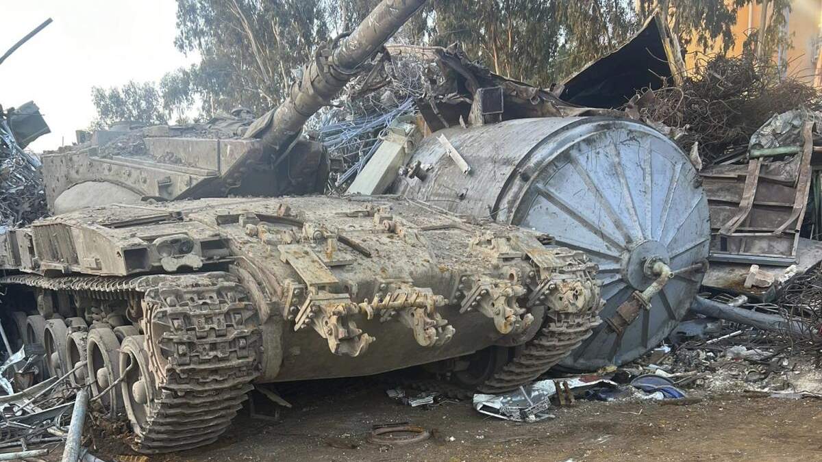En esta imagen, distribuida por la policía de Israel, un taque israelí que fue robado de una zona militar, visto en un vertedero cerca de Haifa, Israel