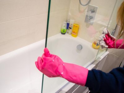 Con 3 ingredientes y en 5 minutos, dejá la mampara de tu baño impecable con este truco de limpieza total