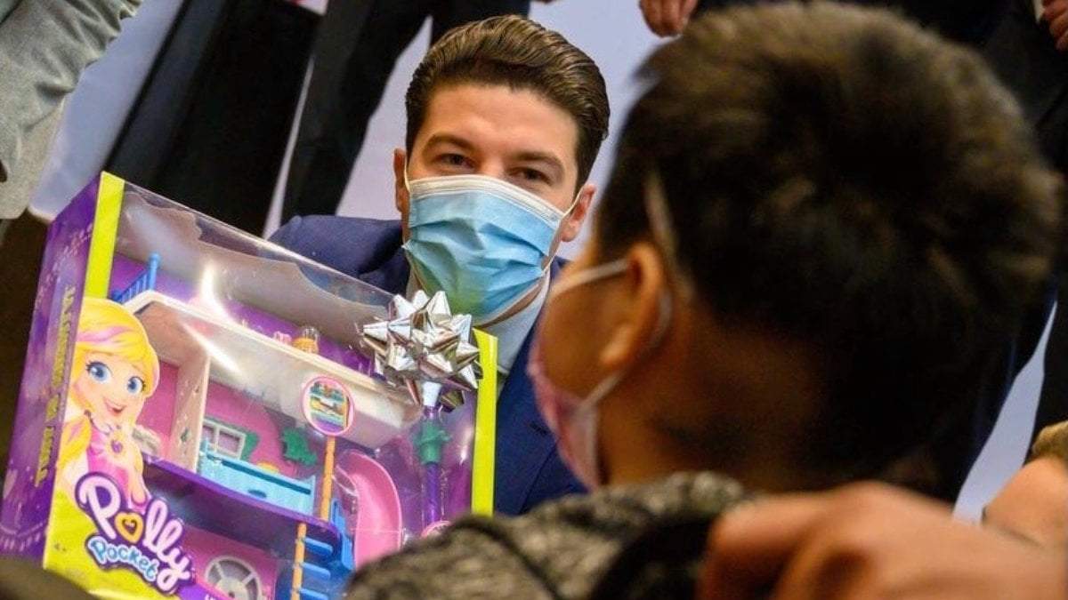 Samuel García, junto con niñas y niños con cáncer