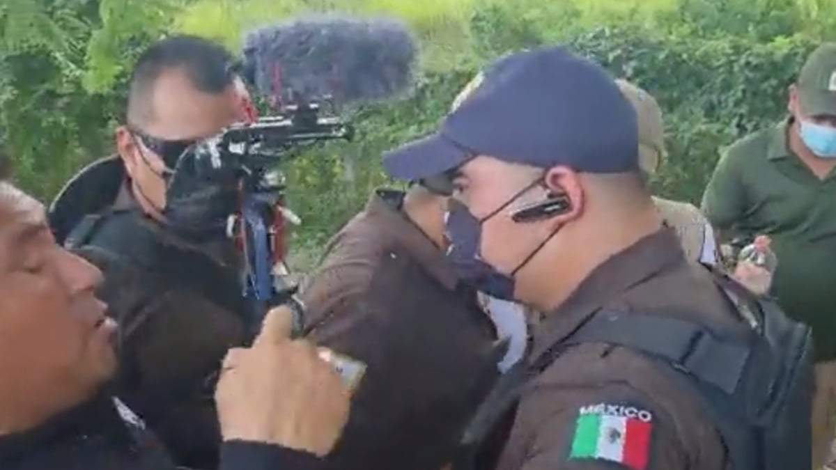 El empujón del agente provocó que el periodista cayera