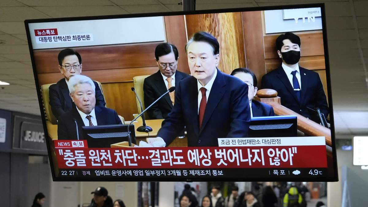 Una pantalla de televisión muestra imágenes del alegato del presidente Yoon Suk Yeol, que está bajo juicio político