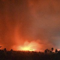 Erupción volcánica en Indonesia quema casas y mata al menos a 10 personas (Video)