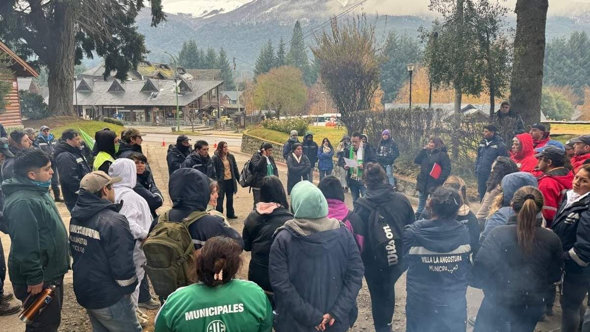 Los municipales de la Angostura llevan adelante medidas de fuerza desde el lunes 26 de agosto. Fuente: (La Angostura Digital).
