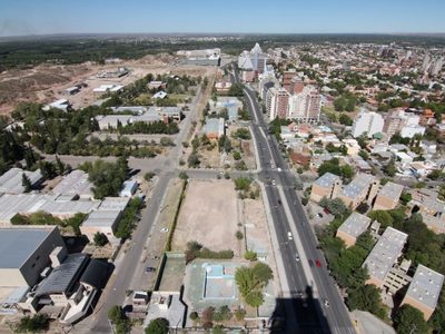 El impactante video entre un ciclista y un taxista discutiendo en el centro neuquino