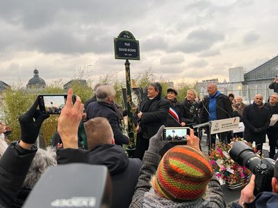 Paris nombra calle en honor a David Bowie