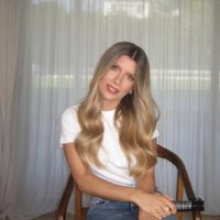 Laurita Fernández y un street style único: así se usa la prenda más versátil de la nueva temporada