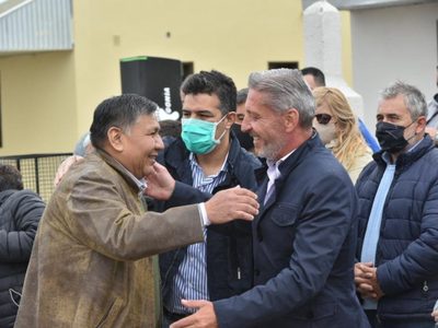 Mariano Arcioni entregó viviendas a trabajadores del Sindicato de Petroleros de Chubut