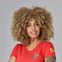 Yiya del Guilllén está dividida entre sus dos facetas y en medio de su camaleónica imagen