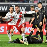 Con diez, River derrotó a Estudiantes y retomó la punta en la Zona B