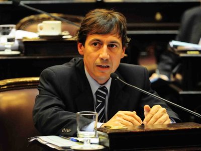Naidenoff criticó a Duran Barba tras asegurar que Kirchner es "la mujer más brillante de la Argentina"