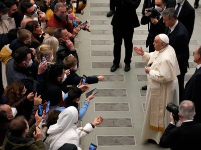El Papa Francisco llama a los padres a no rechazar a sus hijos homosexuales