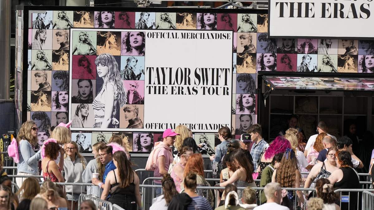 Fans de la cantante Taylor Swift llegan al estadio de Wembley en Londres el jueves 15 de agosto