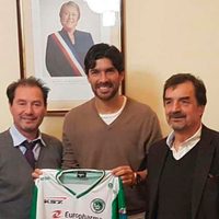 "Loco" Abreu firma con el Puerto Montt de Chile, su club número 25